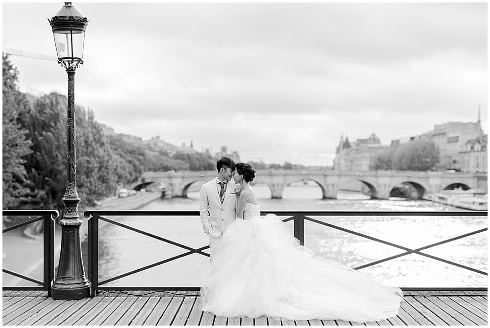 Top 10 Paris Wedding Photography Locations, Pont des Arts, paris wedding photographer, 