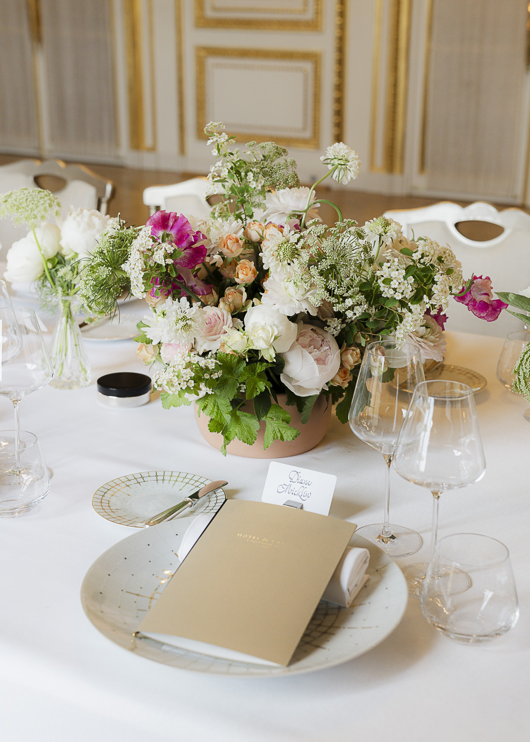 Intimate Wedding at Hotel de Crillon, Paris wedding Venue, Paris Wedding, Paris wedding Photographer, Intimate wedding Paris, small wedding paris,