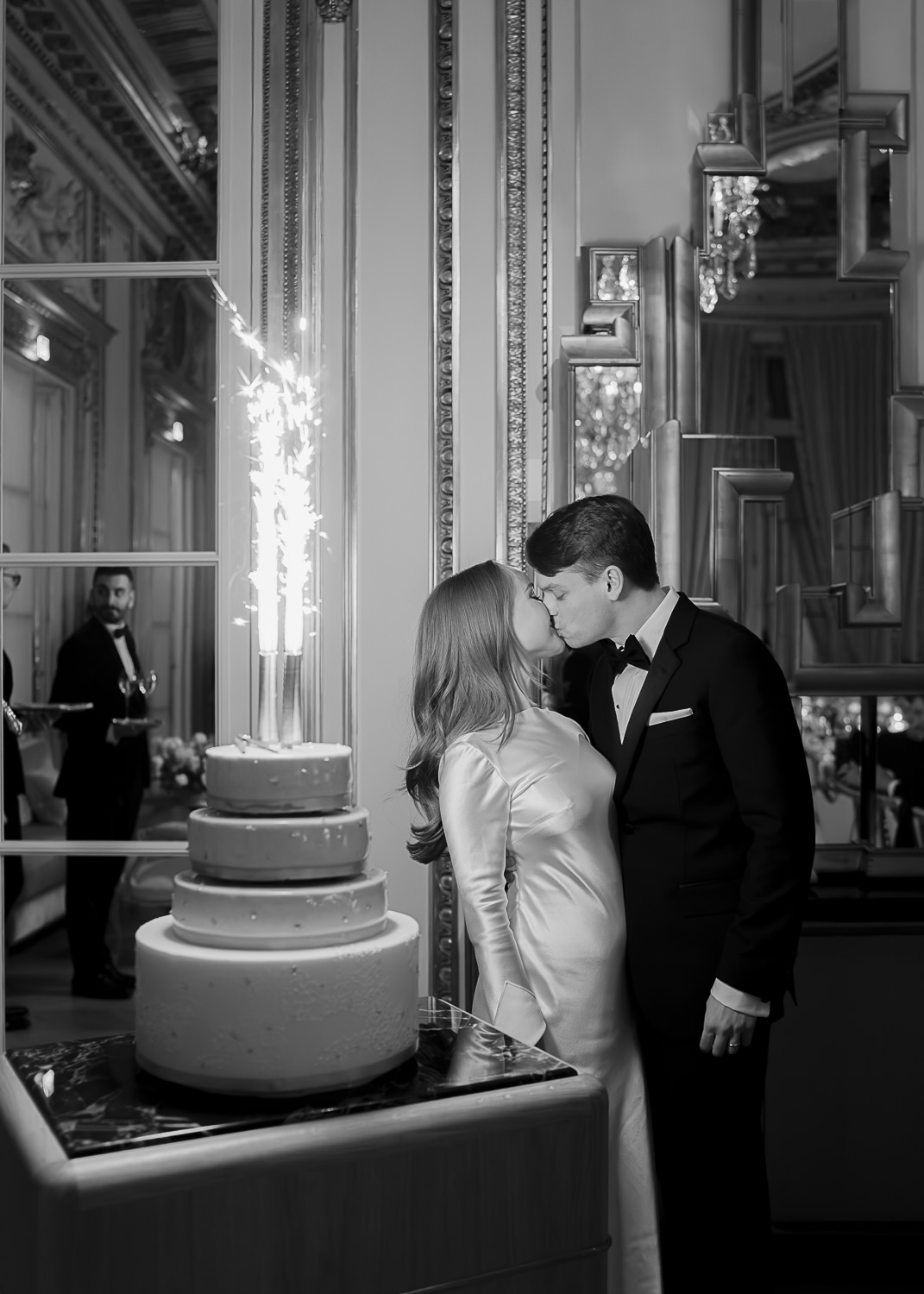 Intimate Wedding at Hotel de Crillon, Paris wedding Venue, Paris Wedding, Paris wedding Photographer, Intimate wedding Paris, small wedding paris,