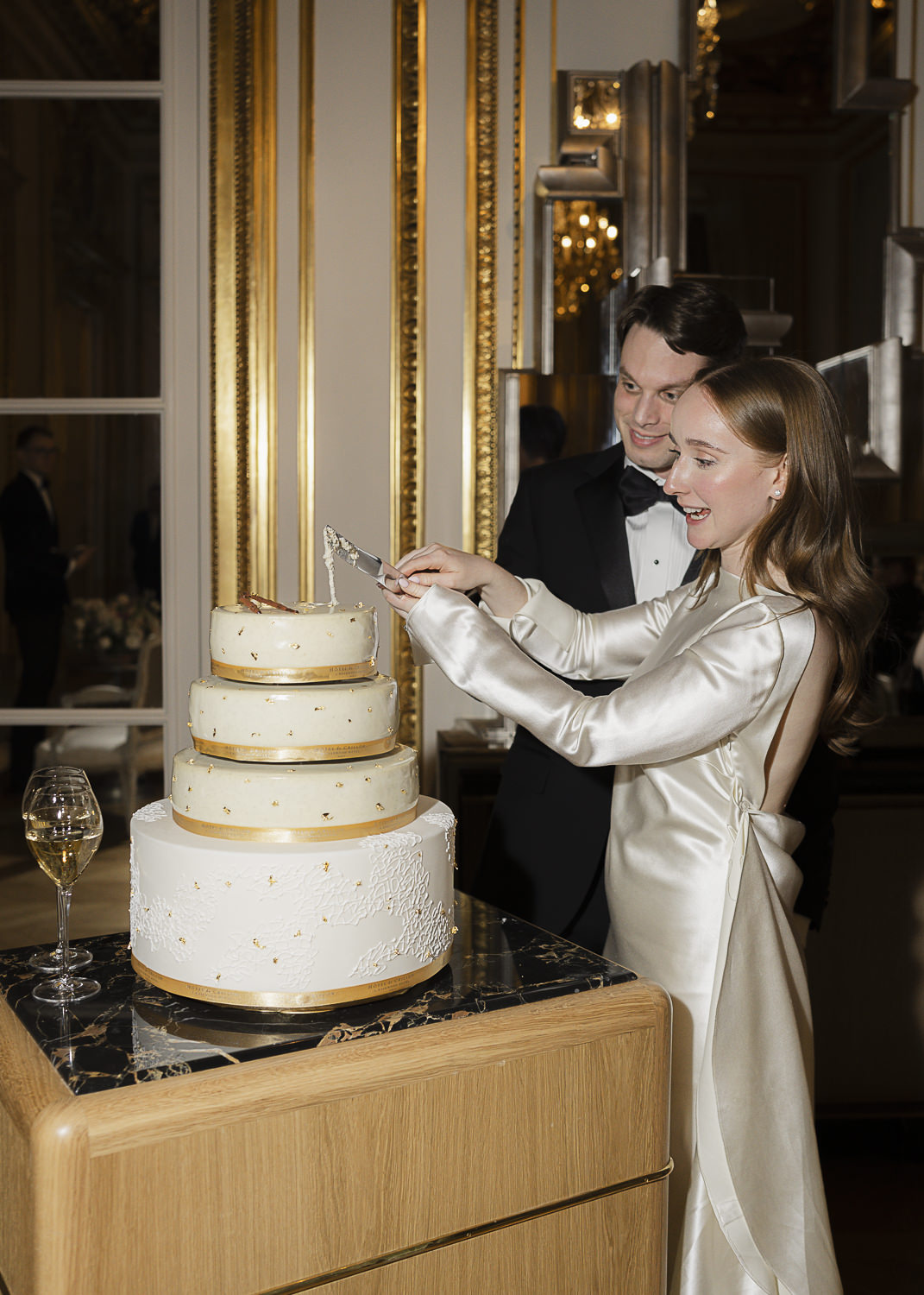 Intimate Wedding at Hotel de Crillon, Paris wedding Venue, Paris Wedding, Paris wedding Photographer, Intimate wedding Paris, small wedding paris,