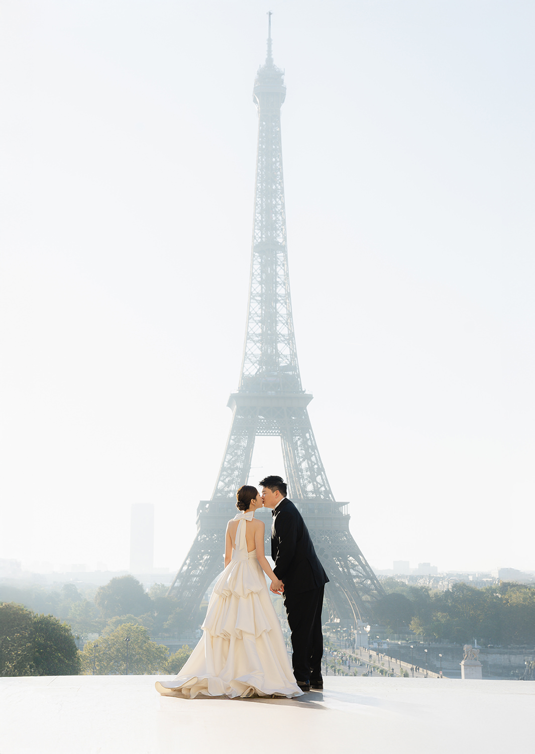 pre-wedding photoshoot in Paris, bride dress, Paris photographer, prewed paris, Paris photography locations, Paris wedding, photoshoot eiffel tower,