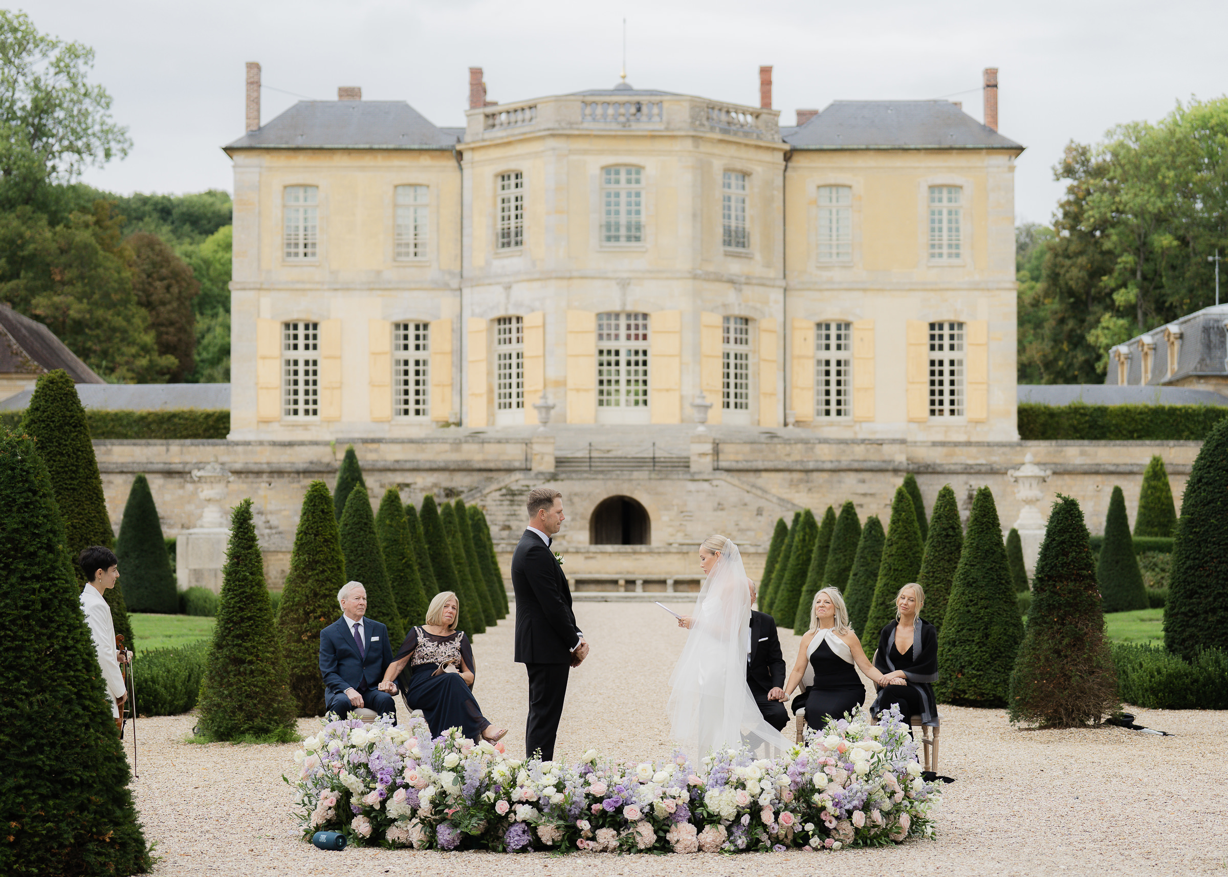 Intimate outdoor ceremony at Château Villette with elegant chateau backdrop