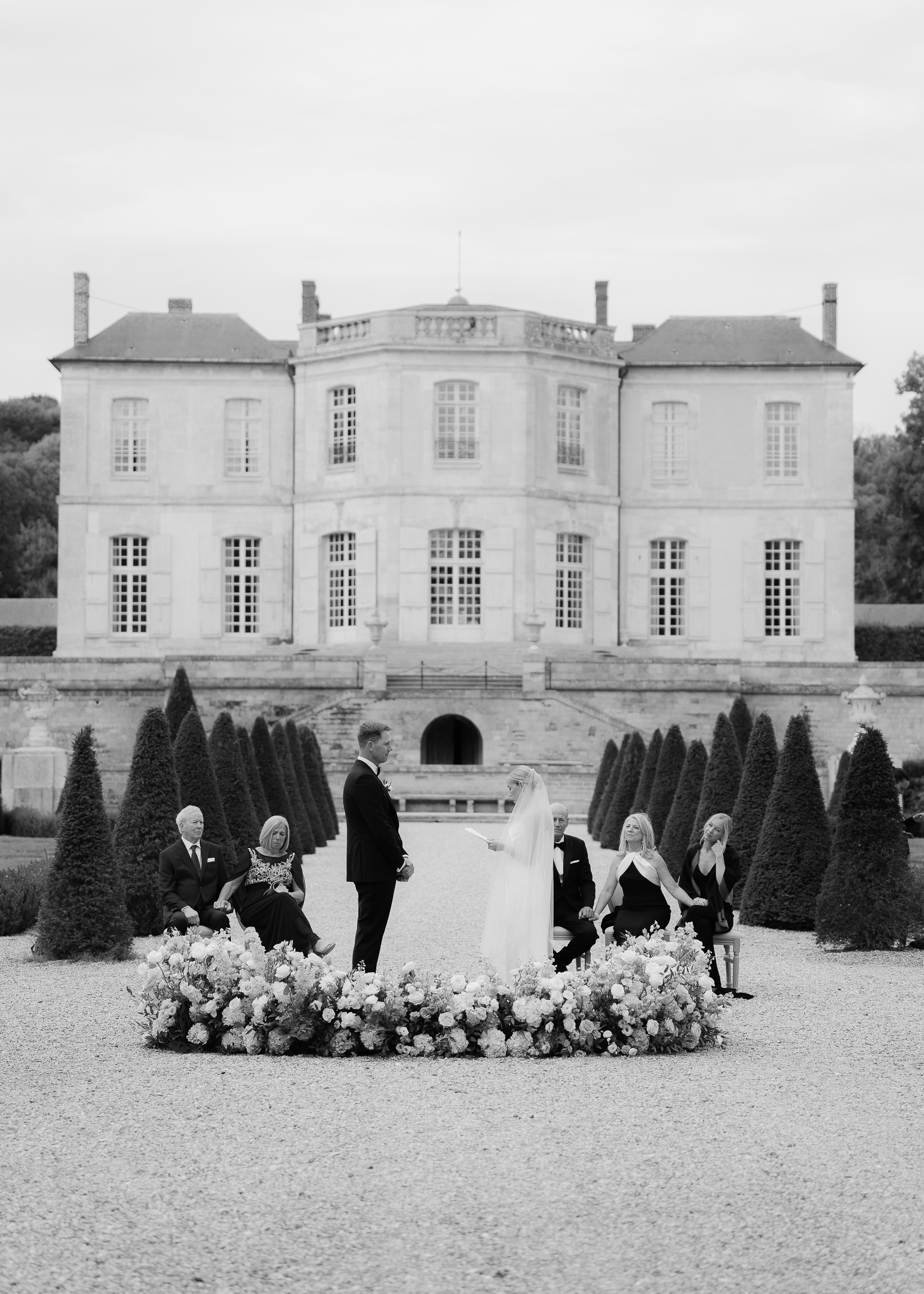 Intimate outdoor ceremony at Château Villette with elegant chateau backdrop