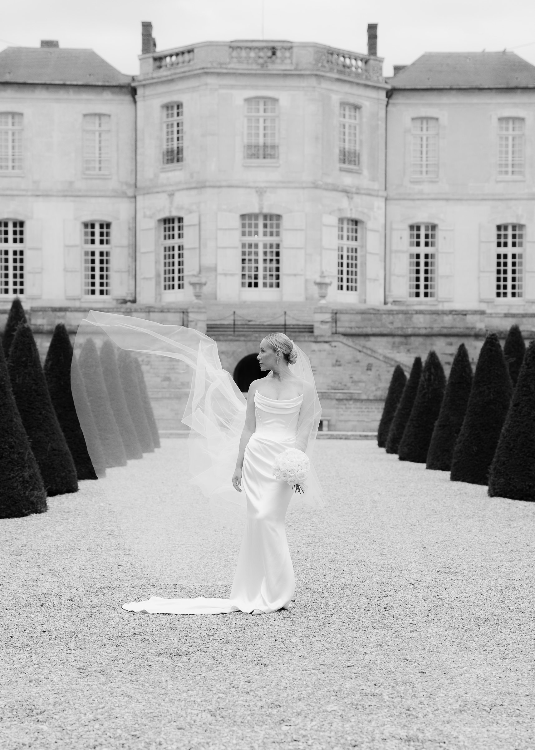 Elegant wedding portraits at Château Villette estate near Paris