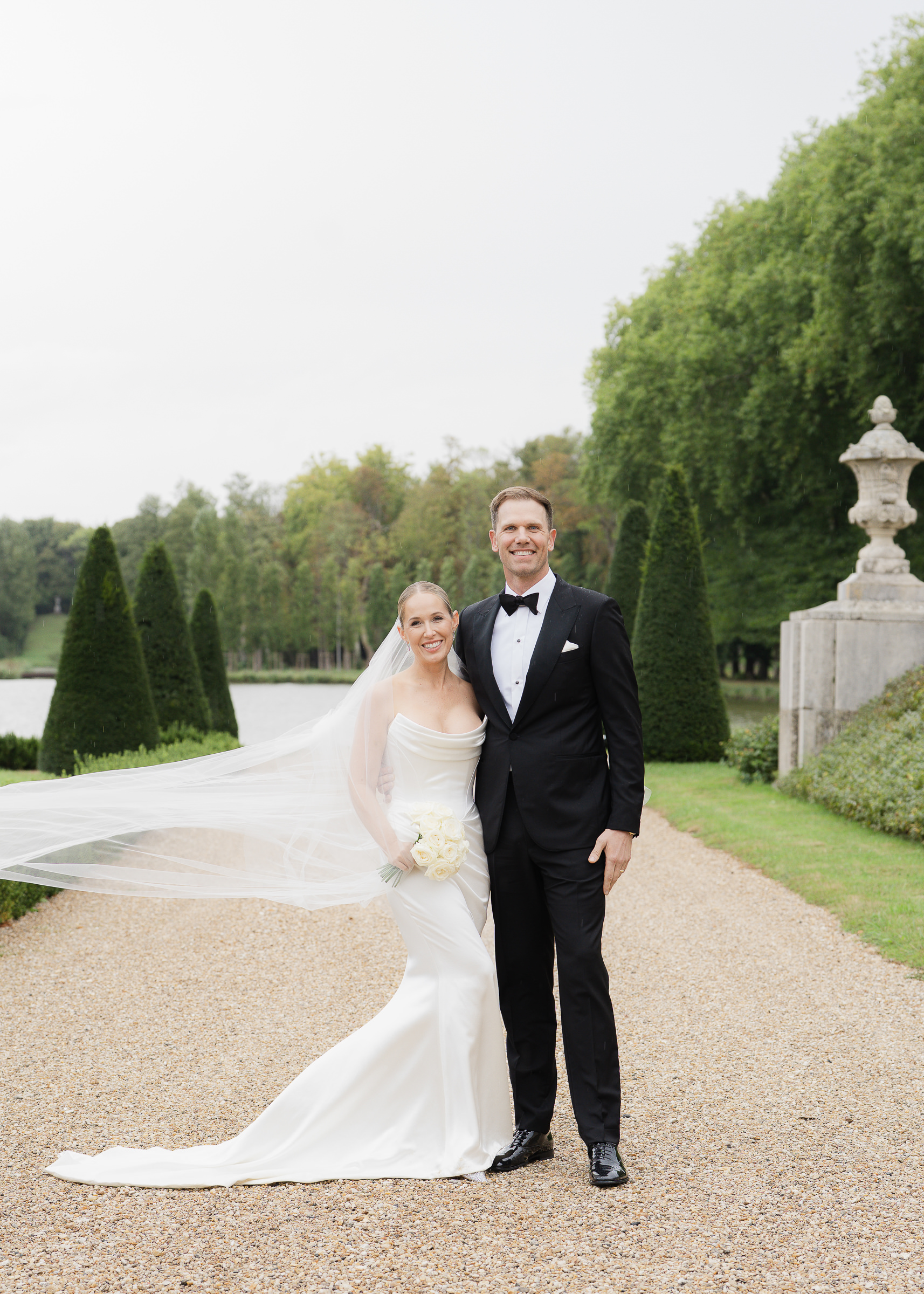 Elegant wedding portraits at Château Villette estate near Paris