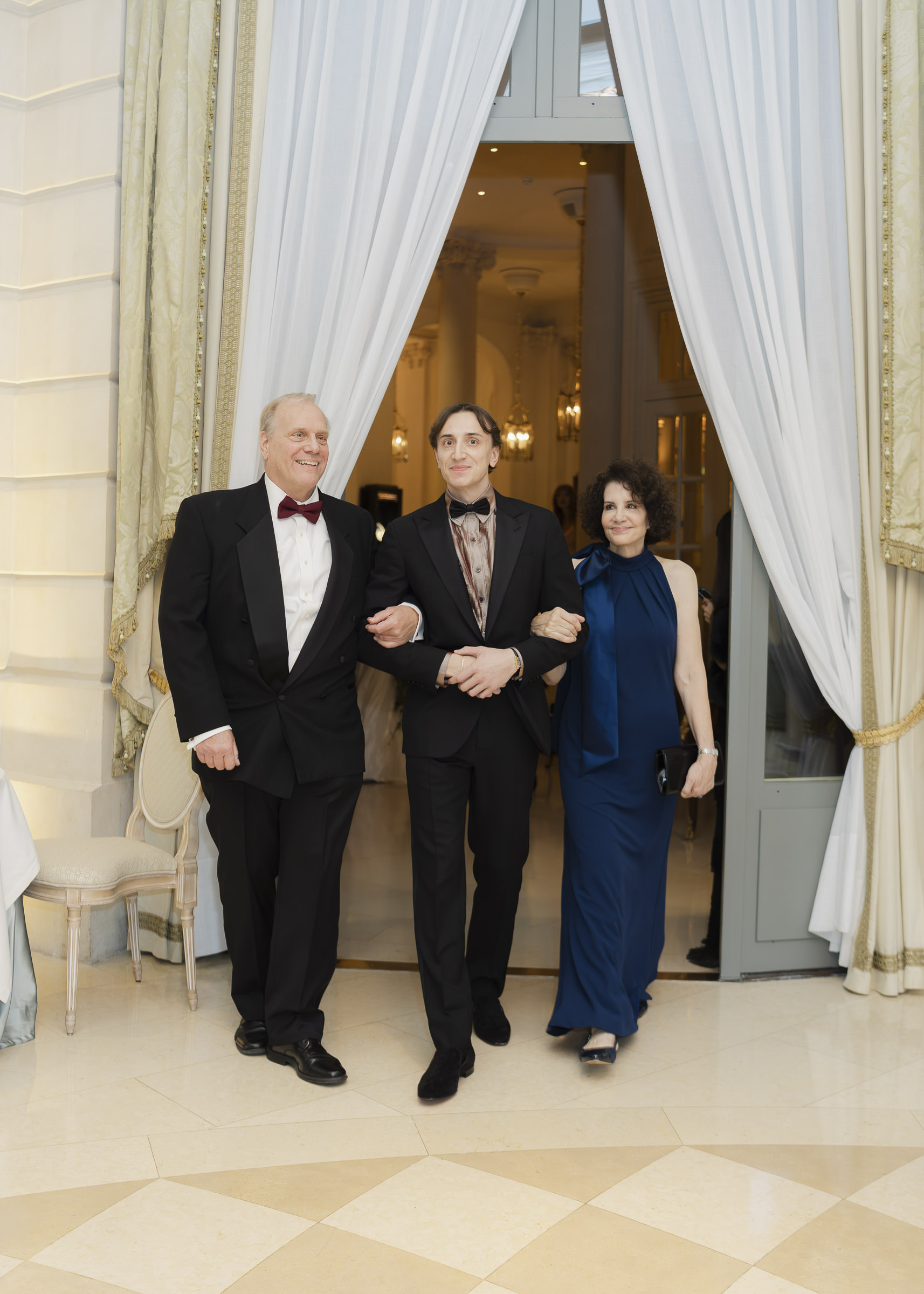 Intimate autumn wedding ceremony in the Ritz Paris Salon Été