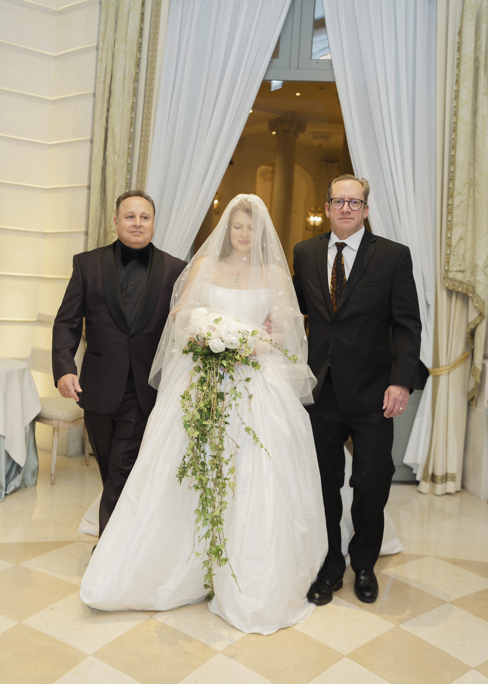 Intimate autumn wedding ceremony in the Ritz Paris Salon Été
