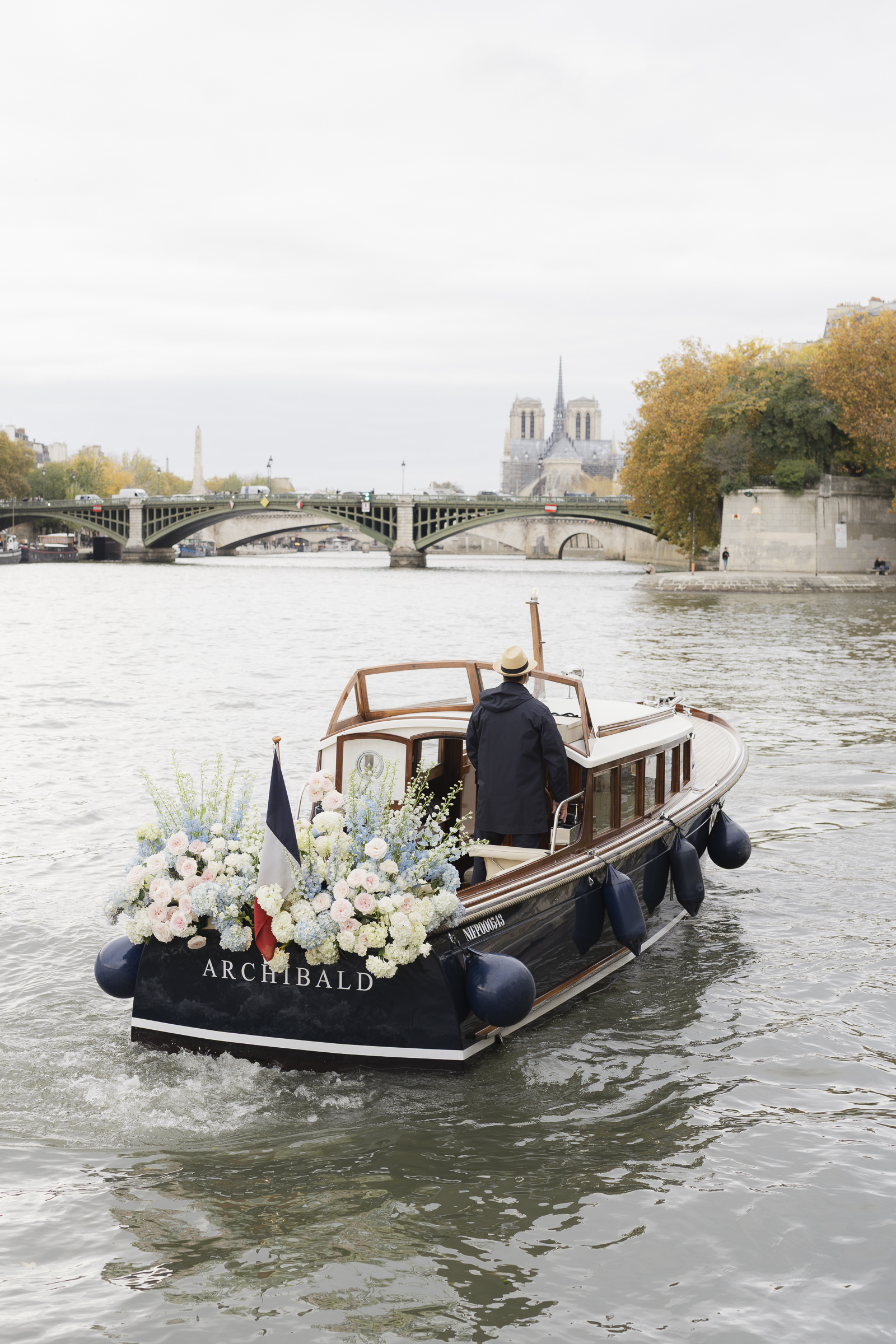 luxury paris wedding boat experience, Boat tour paris, wedding decor, speed boat wedding tour,
