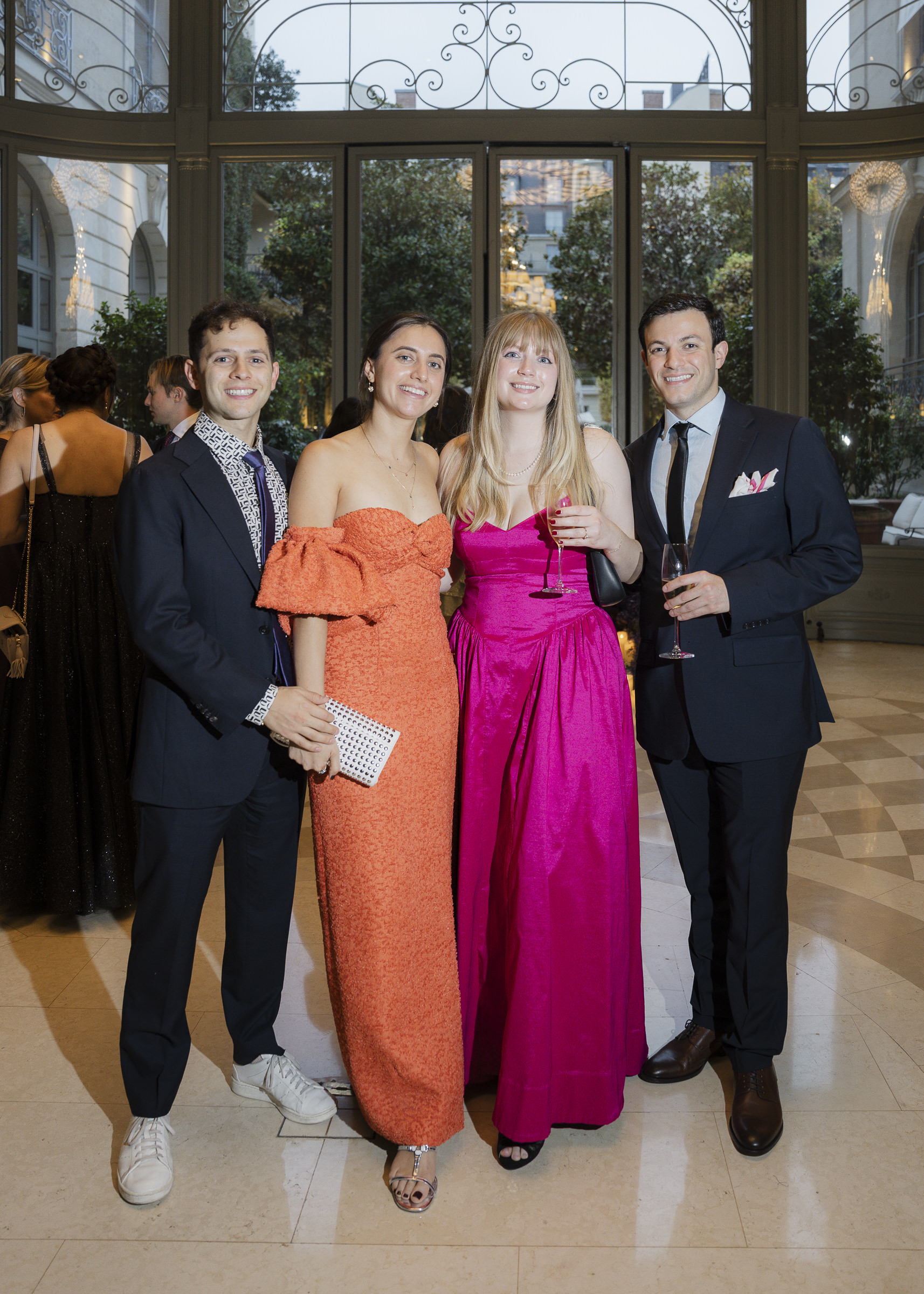Relaxed guest portraits captured during an autumn wedding in Paris