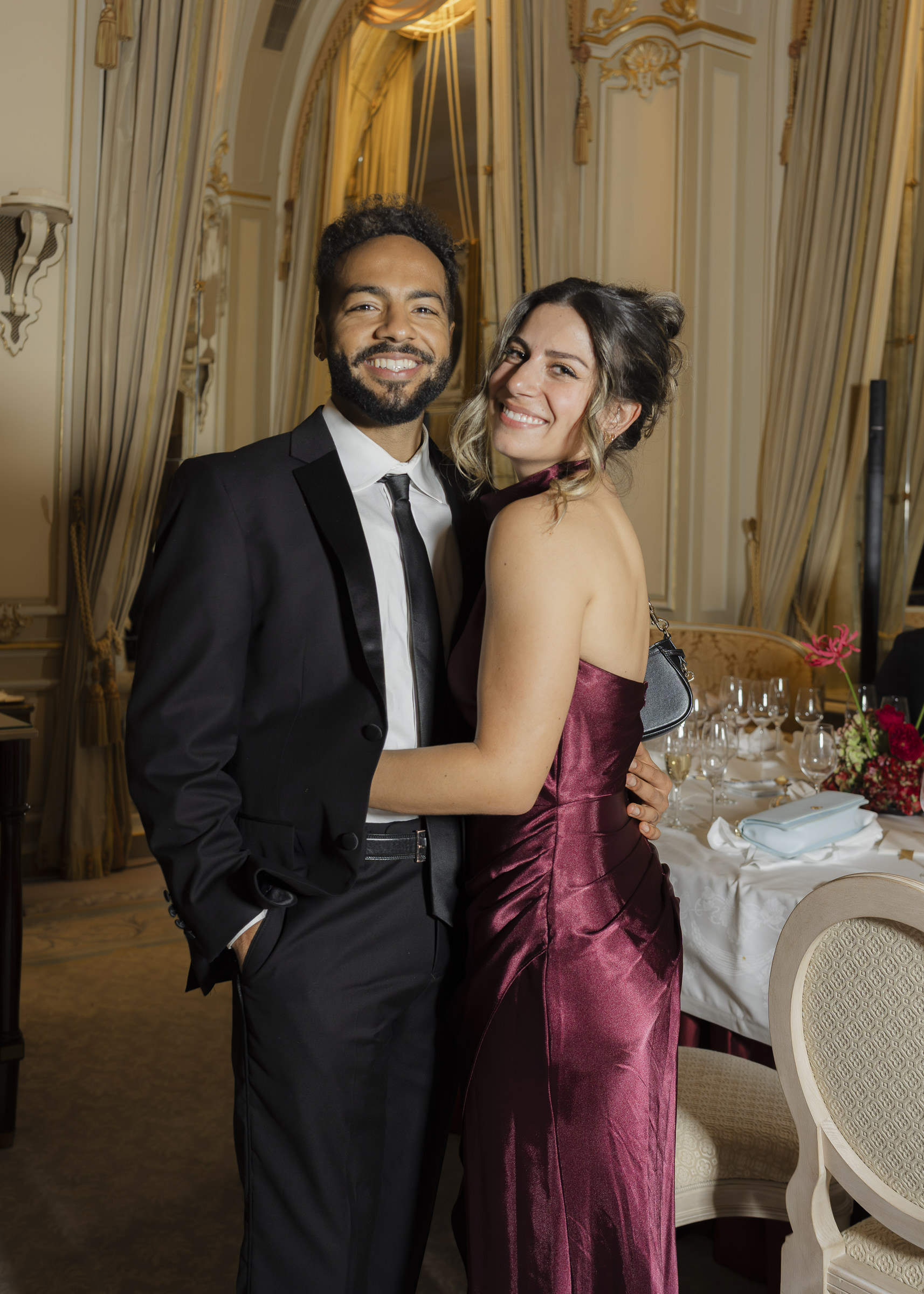 Relaxed guest portraits captured during dinner at an autumn wedding in Paris