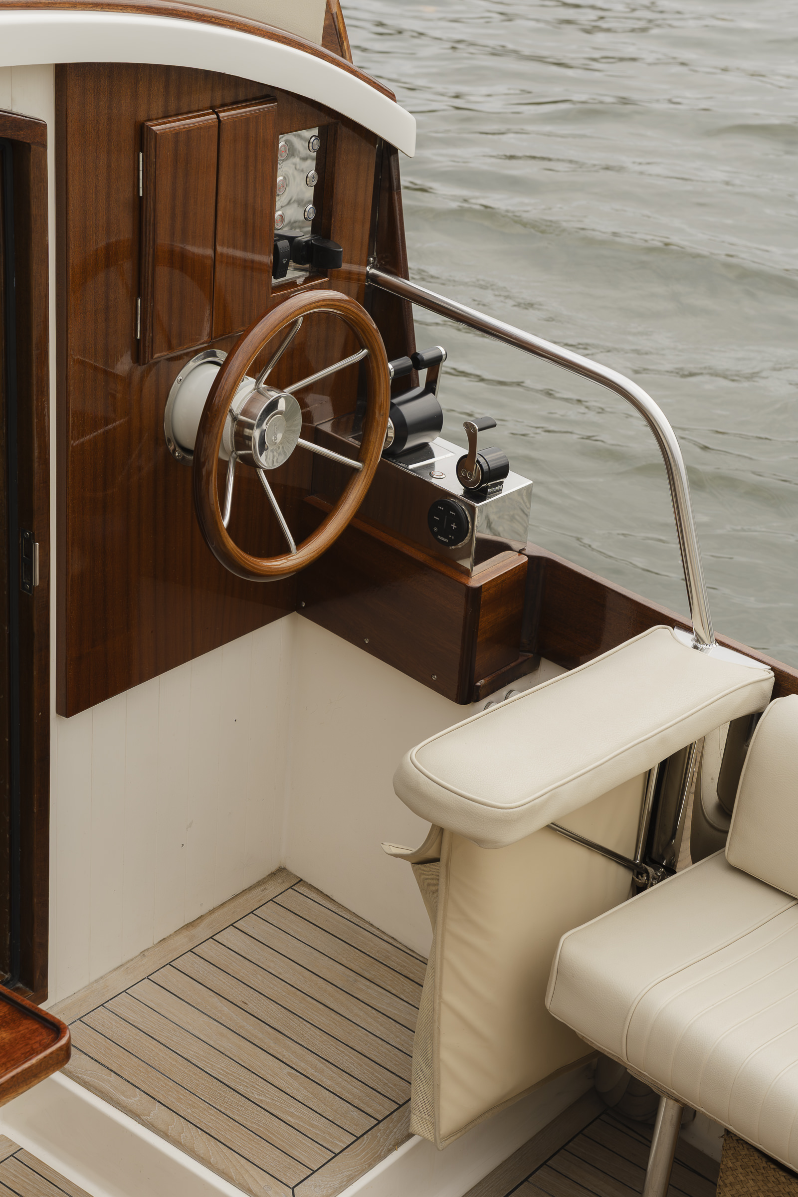 luxury paris wedding boat, speed boat wedding tour,