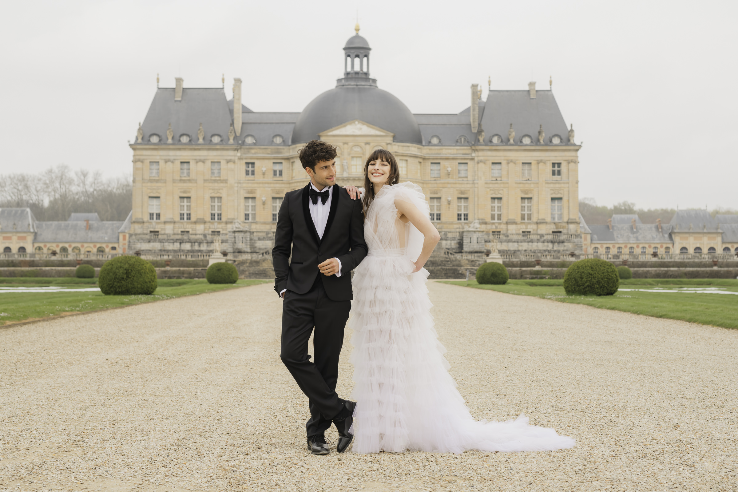 Joyful wedding moment between bride and groom at Château de Vaux-le-Vicomtee