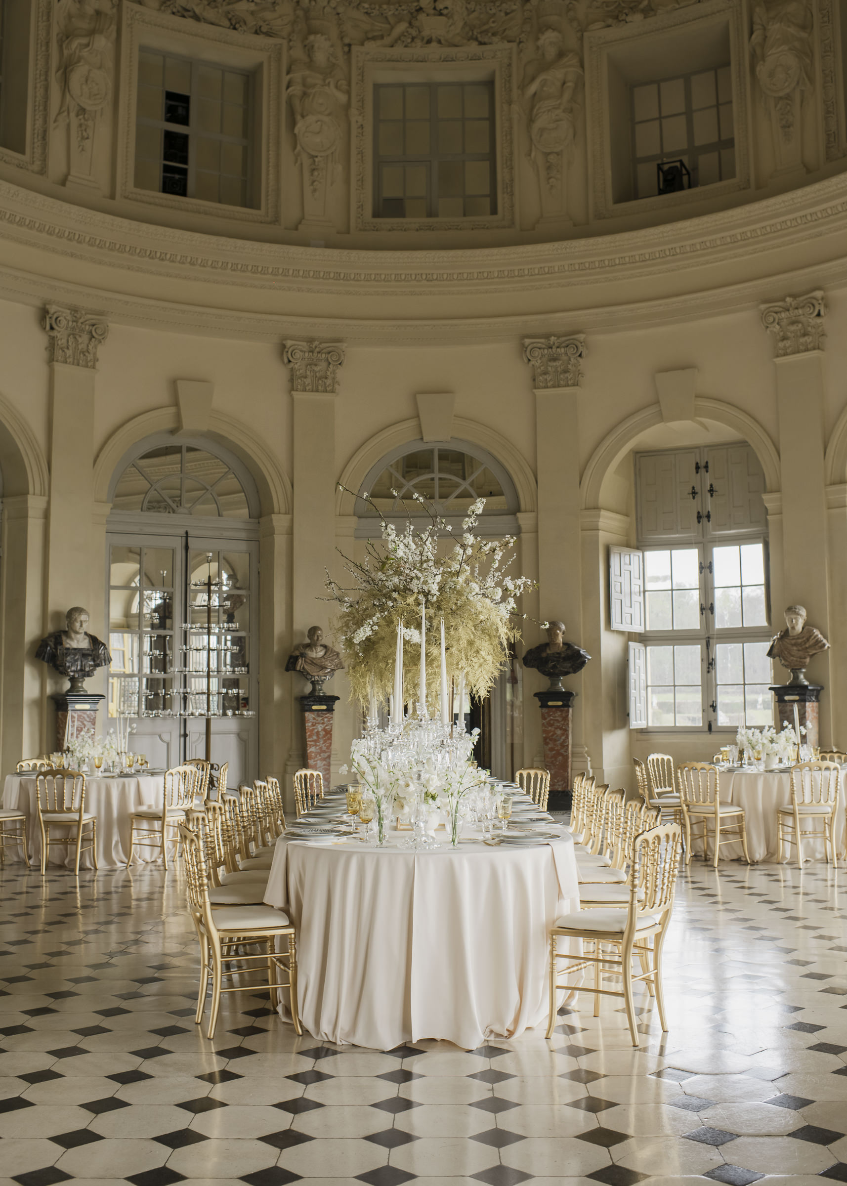 Elegant château wedding reception with refined décor and flowing champagne
