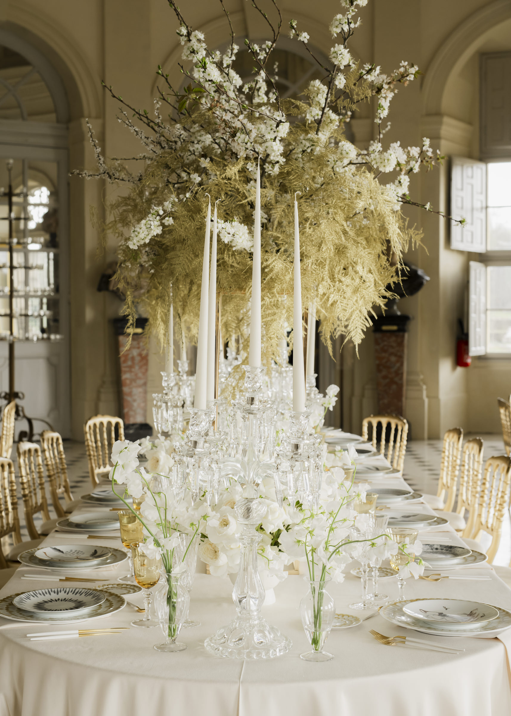 Luxury wedding reception at Château de Vaux-le-Vicomte with monochromatic floral design, White flowers.