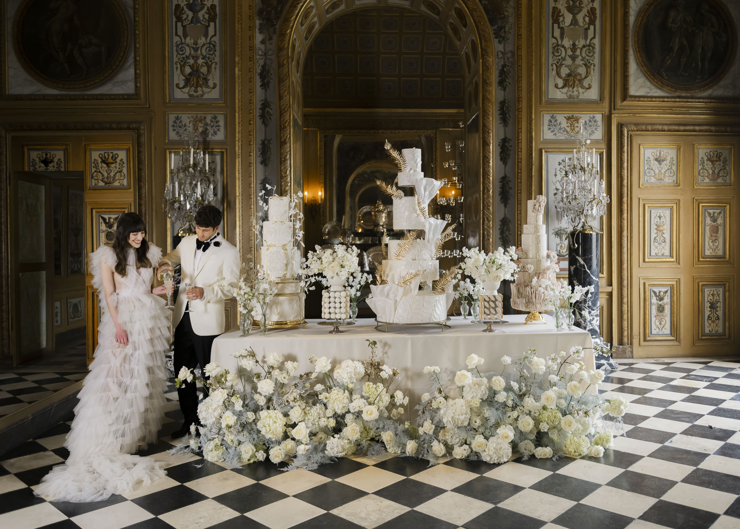 Elegant cake cutting moment during a luxury wedding at Château de Vaux-le-Vicomte